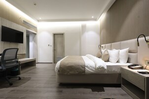 Minibar, caja de seguridad en la habitación y escritorio 