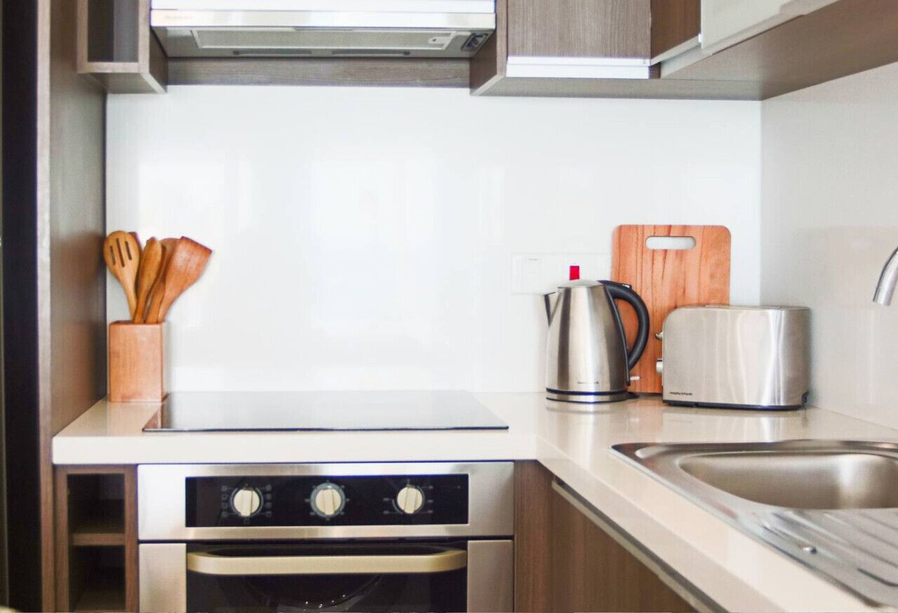 Frigorífico, microondas, horno y trona infantil