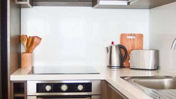 Frigorífico, microondas, horno y trona infantil