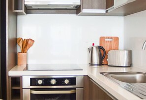 Een koelkast, een microgolfoven, een oven, een kinderstoel