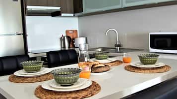 Refrigerador, microondas, horno y periquera