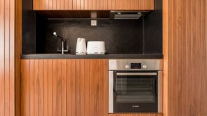 Una cocina compacta con horno Bosch y tostadora.