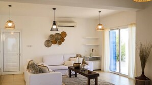 Una sala de estar con un sofá, una mesa de centro y una planta en maceta.