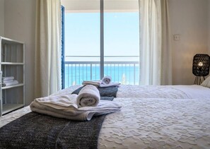 4 bedrooms, desk, iron/ironing board, WiFi