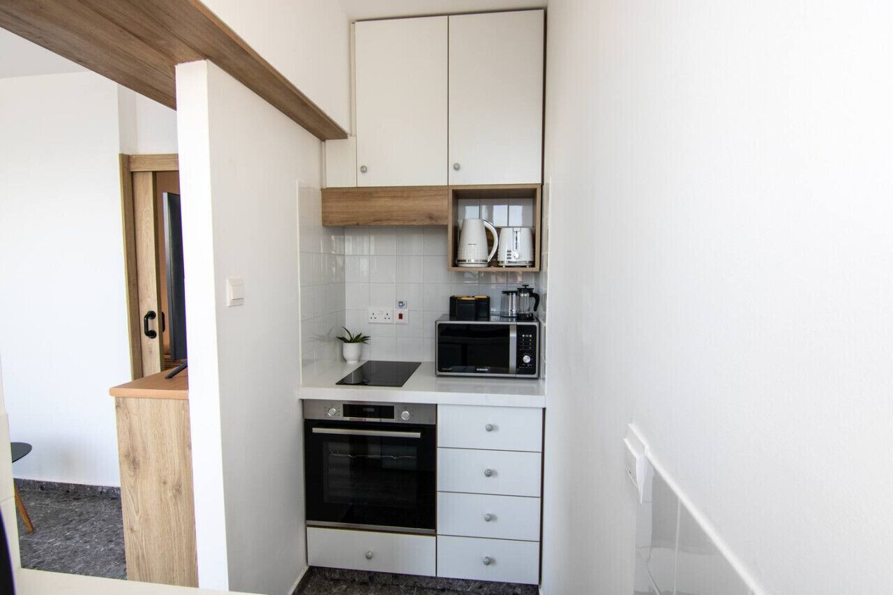 Microondas, horno, placa de cocina y trona infantil