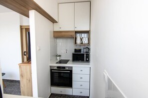 Microondas, horno, placa de cocina y trona infantil