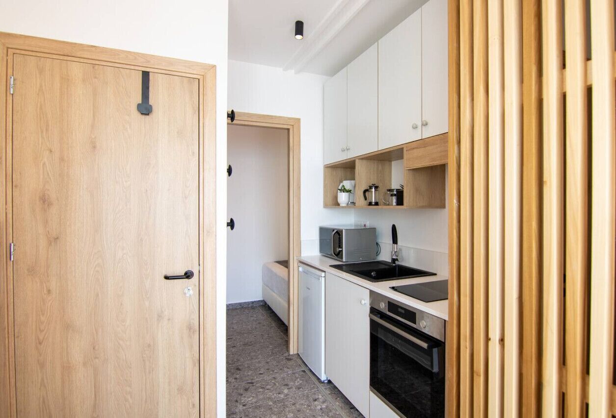 Micro-ondes, four, plaque de cuisson, chaise haute