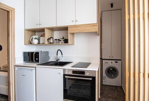 Microondas, horno, parrilla de estufa y periquera