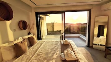 4 bedrooms, desk, iron/ironing board, WiFi