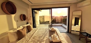 4 bedrooms, desk, iron/ironing board, WiFi