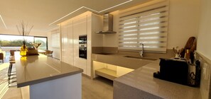 Oven, coffee/tea maker, high chair, cookware/dishes/utensils - Phaedrus Living: Venus Seaview Lighthouse Villa (Paphos)