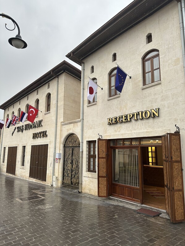 Un hôtel doté d’un hall d’accueil, de plusieurs drapeaux et d’une entrée de style traditionnel.