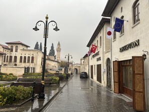 Une rue où se trouve un hôtel appelé « Reception » et un immeuble sur lequel flotte un drapeau.