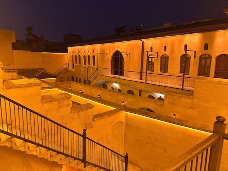 Premium bedding, minibar, individually decorated, desk. Taş Konak Hotel Gaziantep