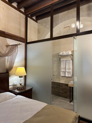 Habitación económica | Baño | Ducha, artículos de higiene personal gratuitos y secador de pelo