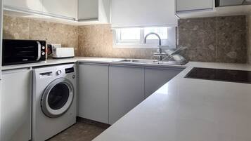 Kjøleskap, mikrobølgeovn, ovn og kokeplater