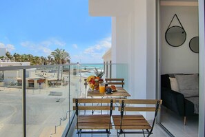 Outdoor dining - Phaedrus Living: Seaside Luxury Flat Athina 108 (Paphos)