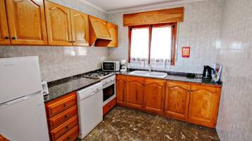 Een koelkast, een magnetron, een oven, een vaatwasser