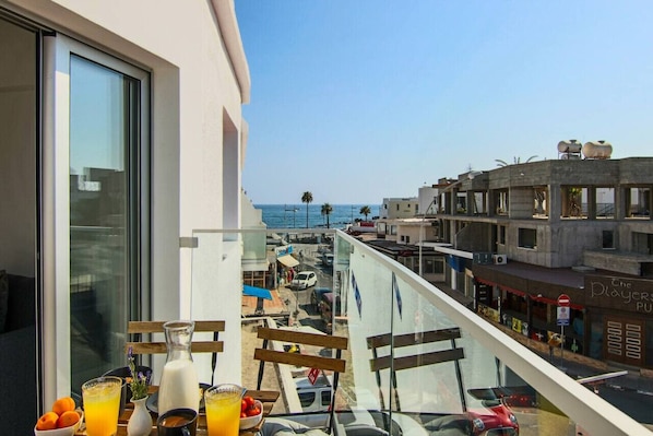Outdoor dining - Phaedrus Living: Seaview Luxury Flat Lighthouse 65 (Paphos)
