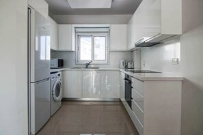 Kjøleskap, mikrobølgeovn, ovn og kokeplater