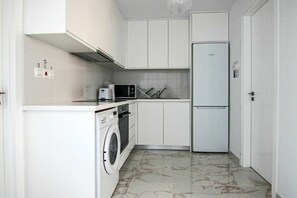 Frigorifero, microonde, forno, piano cottura