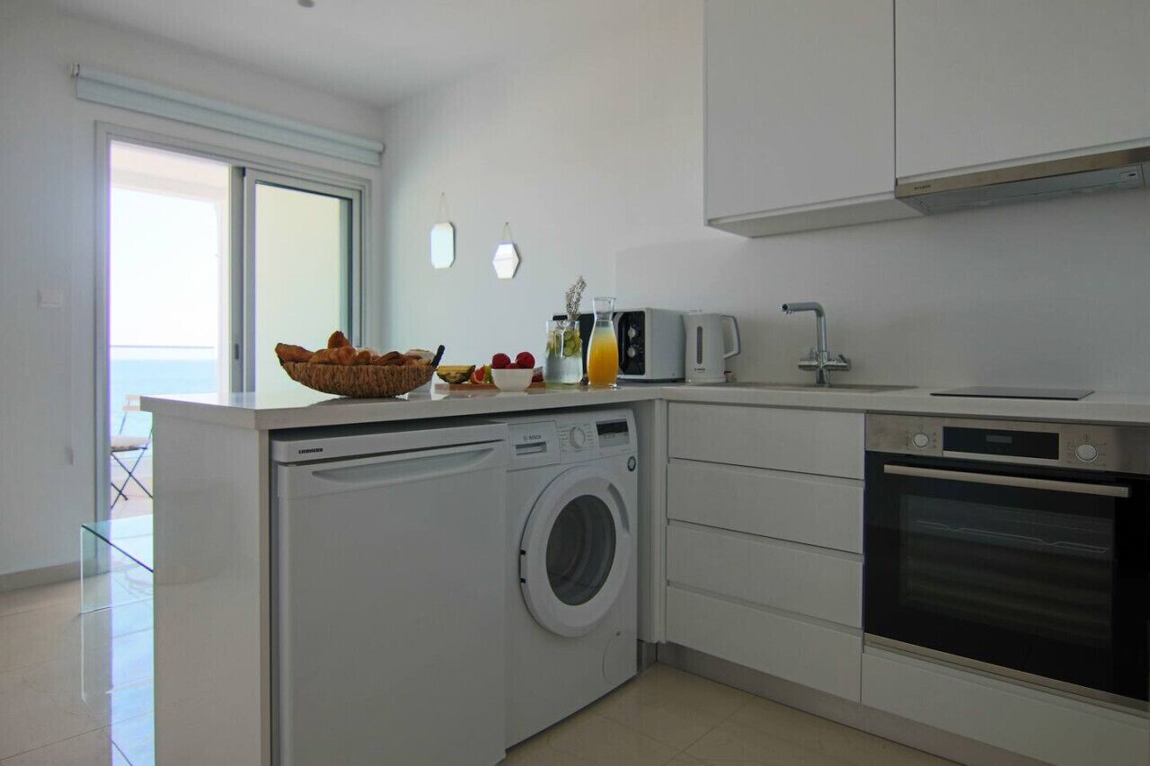 Microwave, oven, stovetop, cookware/dishes/utensils