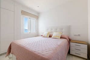 2 chambres, fer et planche à repasser, Wi-Fi gratuit, draps fournis