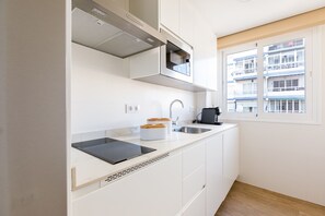 Réfrigérateur, micro-ondes, cafetière/bouilloire, bouilloire électrique