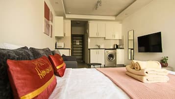 Tabla de planchar con plancha, wifi y ropa de cama