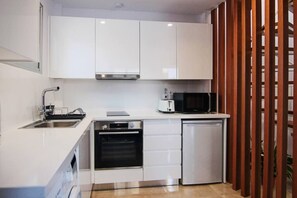 Fridge, microwave, oven, stovetop - Phaedrus Living: Luxury Maisonette Lighthouse 60 (Paphos)