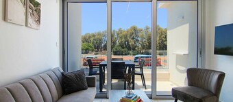 Phaedrus Living Seaside Executive Flat Harbour 207