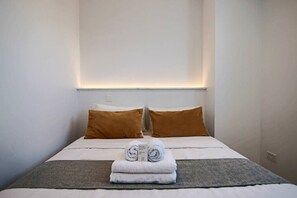 1 dormitorio, tabla de planchar con plancha, wifi y ropa de cama