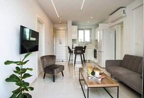 TV - Phaedrus Living Seaside Executive Flat Harbour 208 (Paphos)