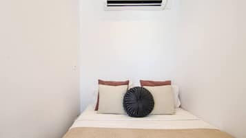 Tabla de planchar con plancha, wifi y ropa de cama