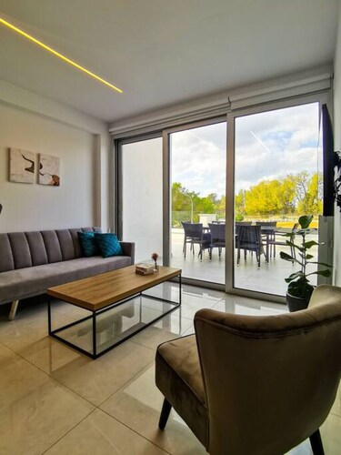 Phaedrus Living: Seaside Deluxe Flat Harbour 107