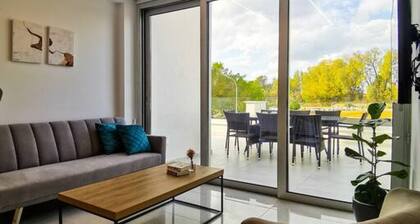 Phaedrus Living: Seaside Deluxe Flat Harbour 107