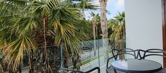 Phaedrus Living: Seaview Flat Constantinos 113