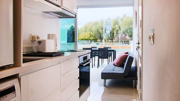 Una cucina moderna con zona pranzo e divano.