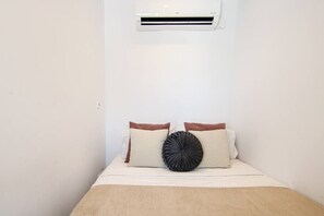 Tabla de planchar con plancha, wifi, ropa de cama