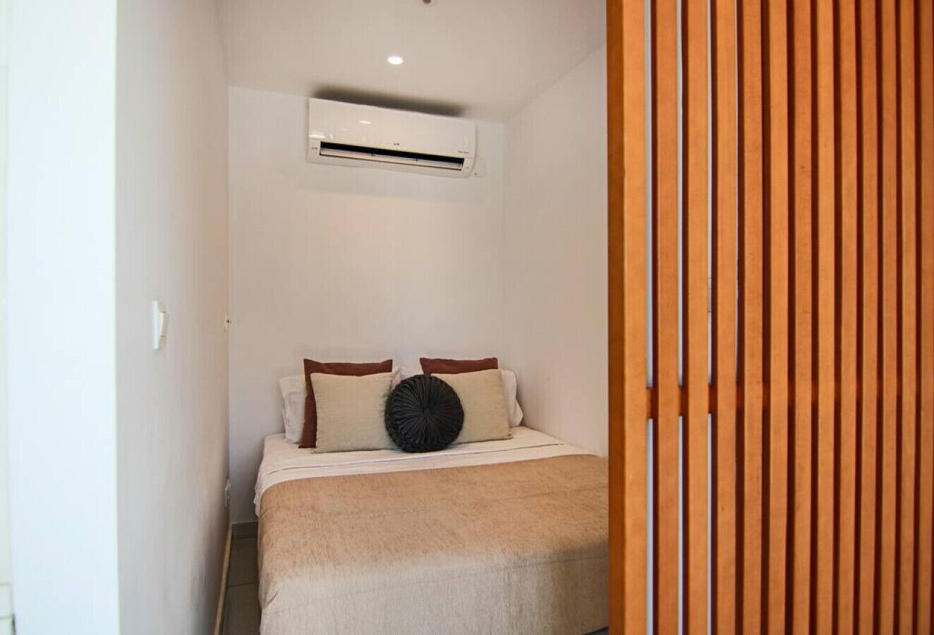 Tabla de planchar con plancha, wifi y ropa de cama 