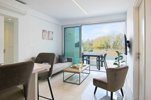 Phaedrus Living Seaside Executive Flat Harbour 202