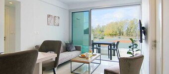 Phaedrus Living Seaside Executive Flat Harbour 202