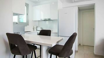 Wasserkocher mit Kaffee-/Teezubehör, Kühlschrank, Mikrowelle, Ofen