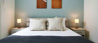 Phaedrus Living: City View Fountain Court 113