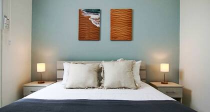 Phaedrus Living: City View Fountain Court 113