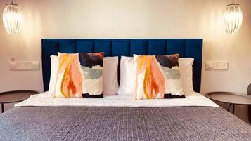 Tabla de planchar con plancha, wifi y ropa de cama