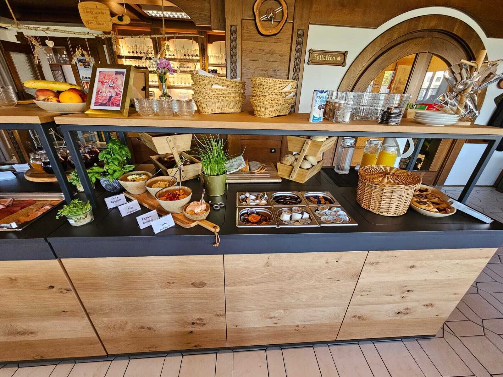 Se ofrece un desayuno bufé (14.90 EUR por persona)