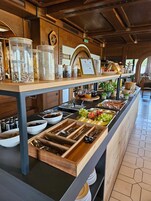 Desayuno buffet diario (EUR 14.90 por persona)