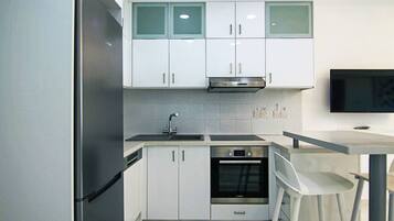 Refrigerador, horno, parrilla de estufa y cafetera y tetera