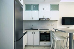Kühlschrank, Ofen, Herdplatte, Wasserkocher mit Kaffee-/Teezubehör